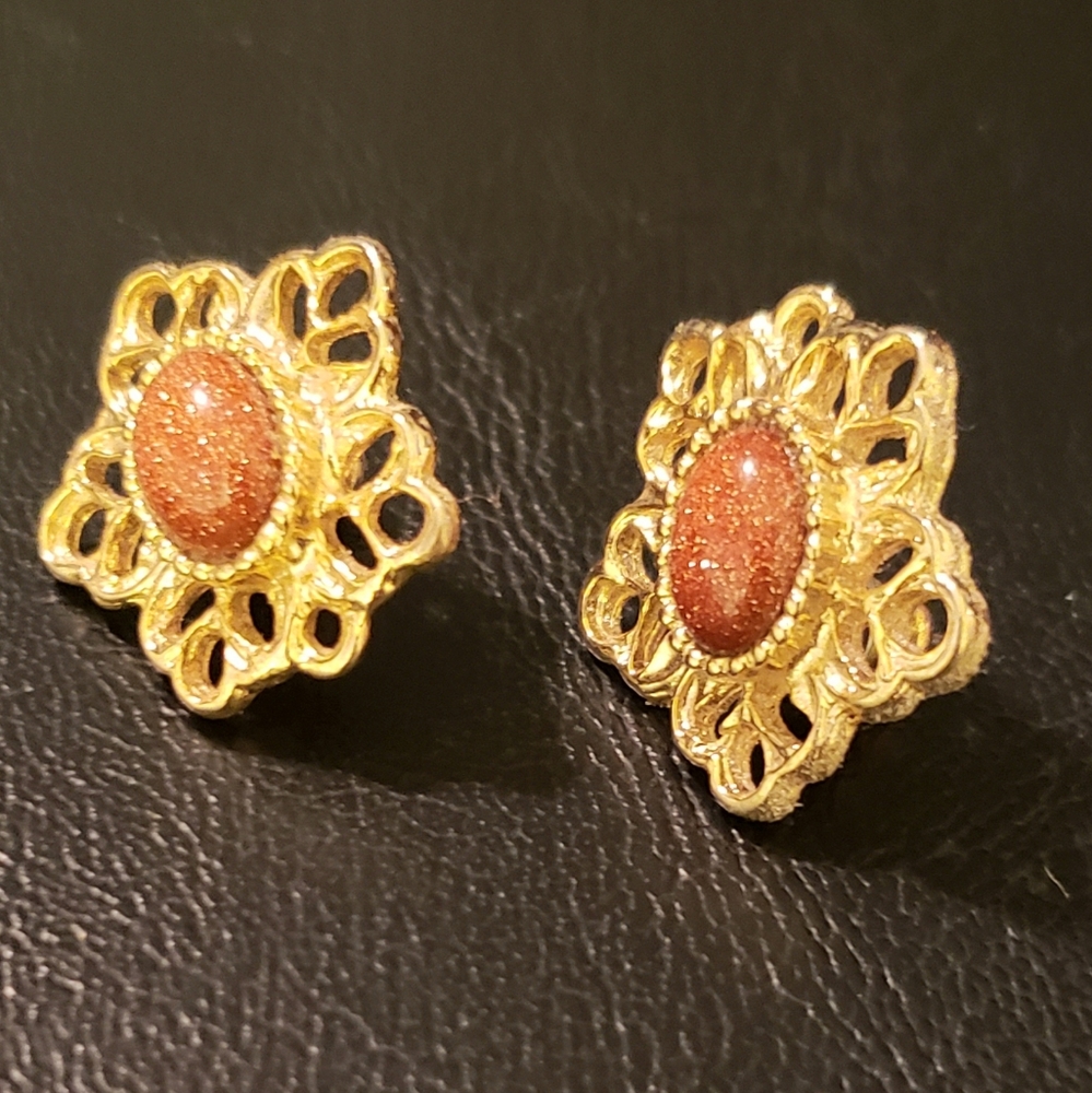 Vintage gold-toned filigree earrings with an orange "goldstone" cabochon. - Picture 3 of 3